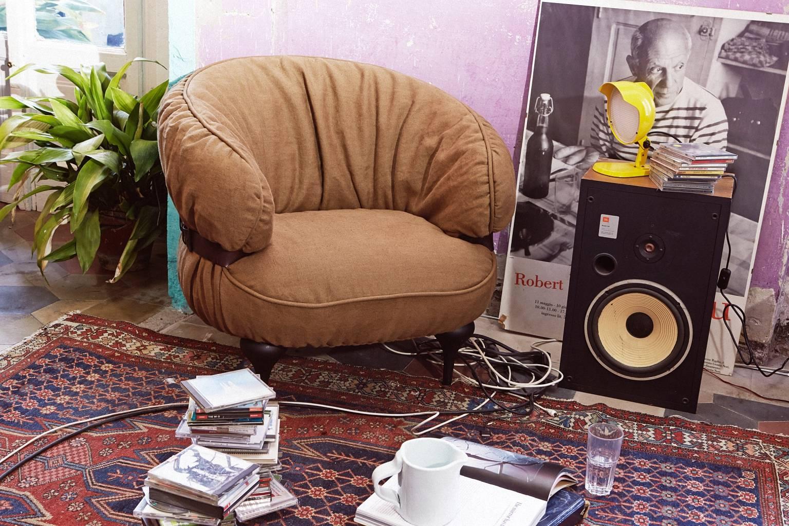 https://a.1stdibscdn.com/chubby-chic-armchair-with-belt-in-dark-brown-leather-by-moroso-for-diesel-for-sale-picture-4/archivesE/upload/f_16392/f_99113011519055893568/Chubby_Chic_Fiber_Armchair_Belt_Dark_Brown_Leather_Moroso_Diesel_8_master.jpg
