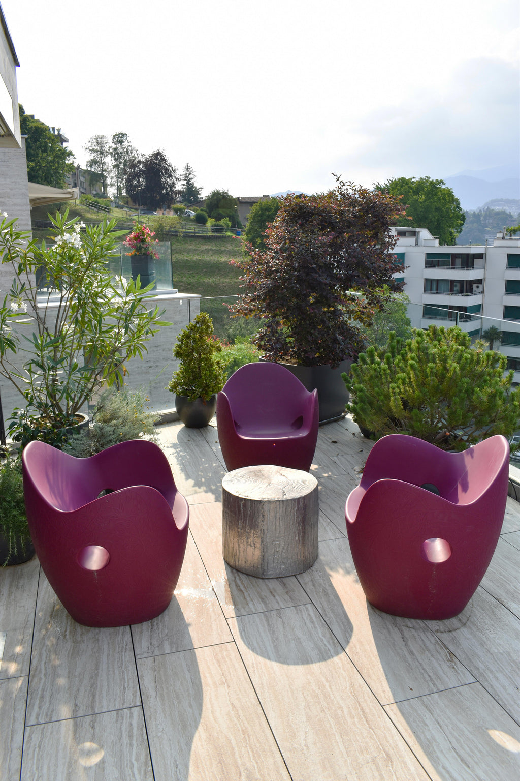 https://a.1stdibscdn.com/modern-andrea-salvetti-dilmos-round-coffee-table-cast-aluminium-indoor-outdoor-for-sale-picture-6/f_55232/f_283702021650969561726/Cinzia_terrazzo_con_tronco_copia_master.jpg