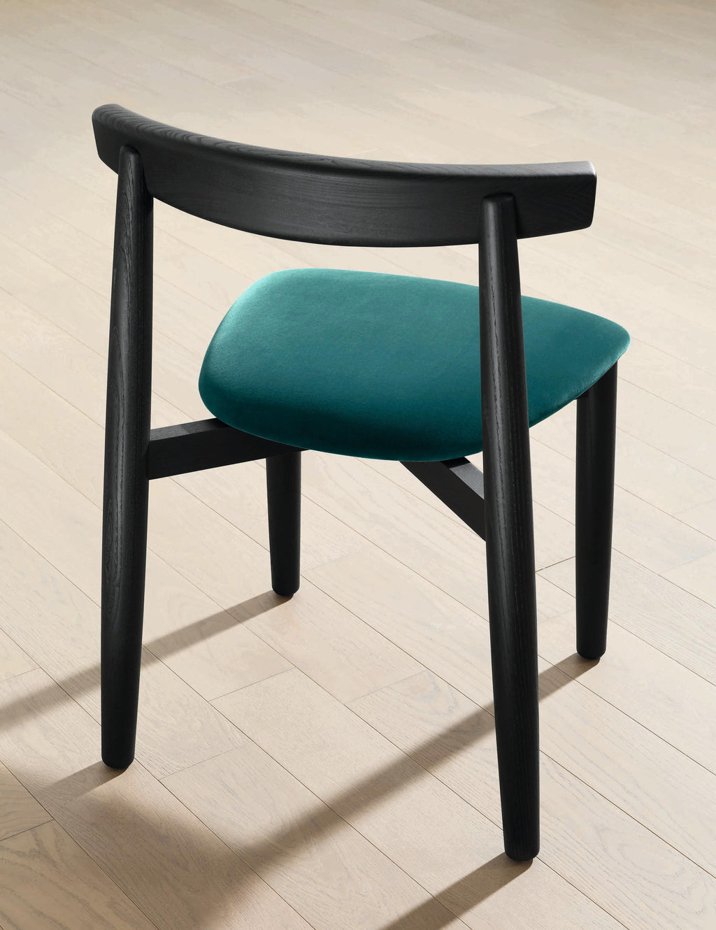 https://a.1stdibscdn.com/claretta-bold-chair-in-matching-aniline-base-upholstery-seat-by-florian-schmid-for-sale-picture-5/12330573/f_178208621580804006147/Claretta_Bold_Chair5_master.jpg