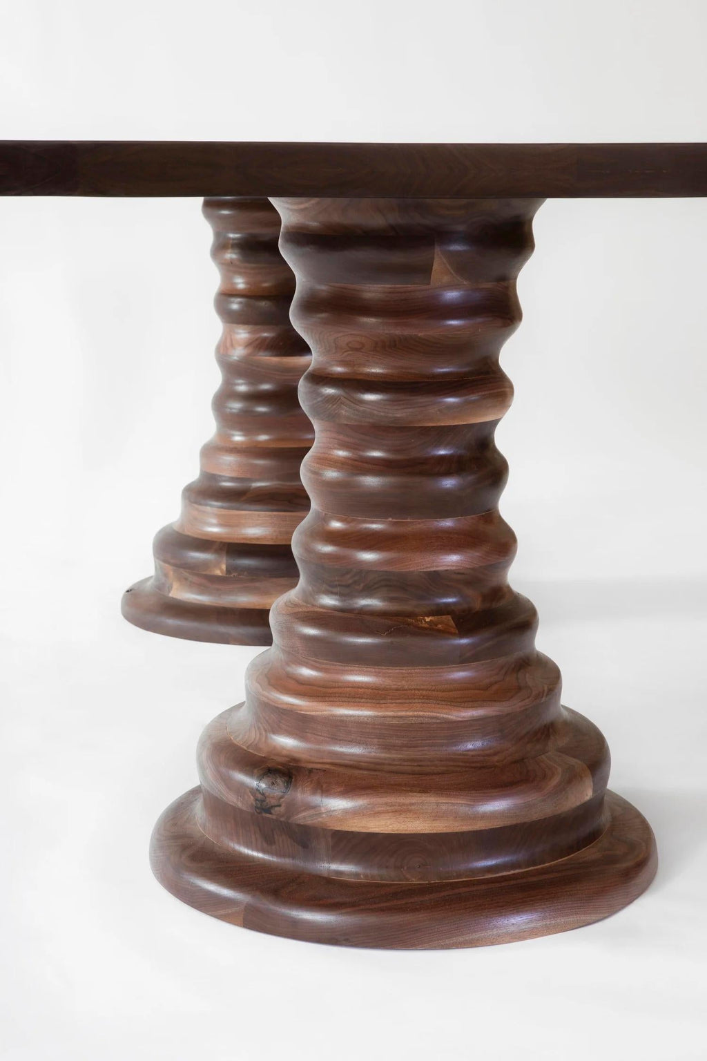 https://a.1stdibscdn.com/amelia-double-pedestal-dining-table-walnut-for-sale-picture-3/f_107842/f_485431221769634584129/CloseUp_Amelia_Doorman_master.jpeg