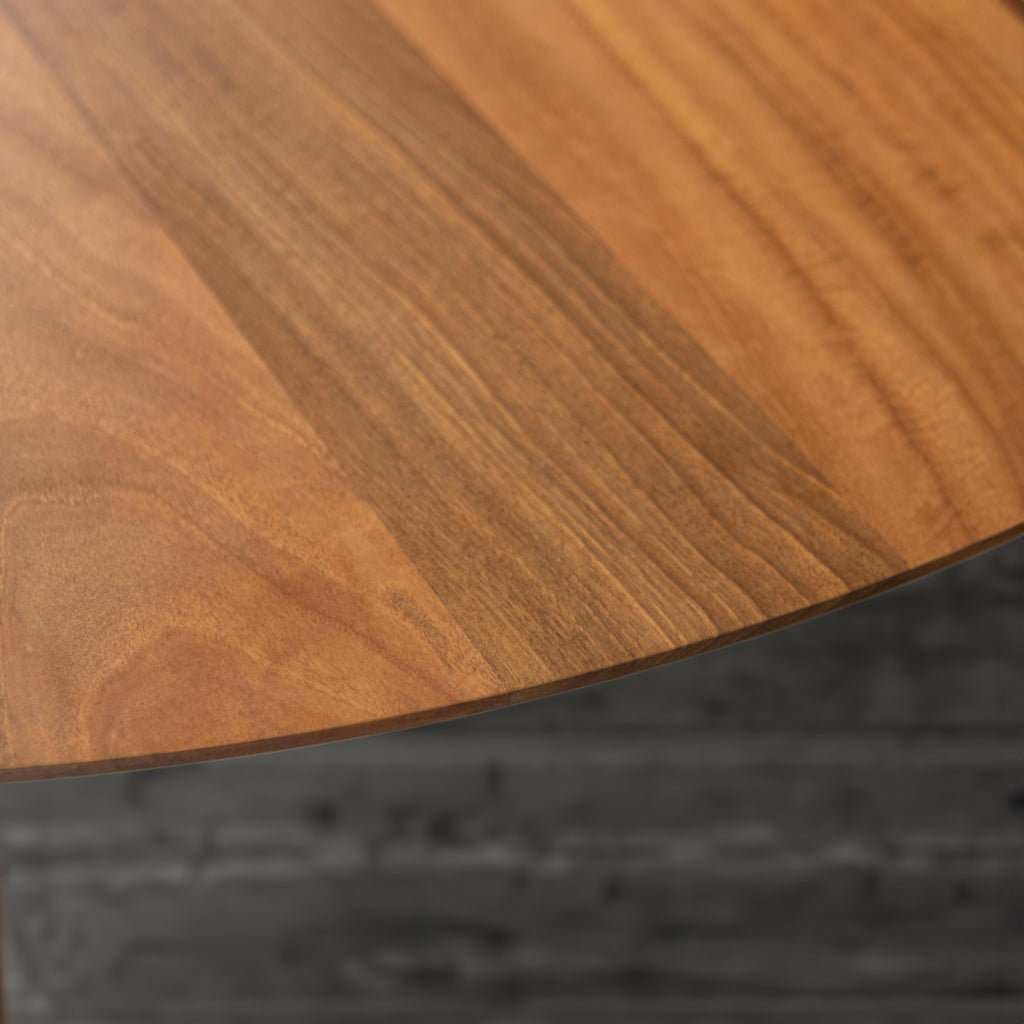 https://a.1stdibscdn.com/kai-dining-table-in-solid-walnut-italian-design-customizable-finish-for-sale-picture-5/f_106082/f_466805321758016808342/Close_Up_of_Walnut_Top_Kai_Dining_Table_by_Greyge_master.jpg