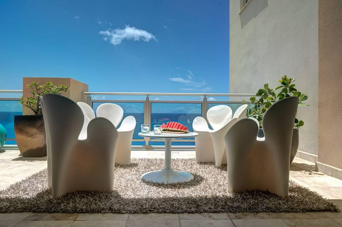https://a.1stdibscdn.com/archivesE/upload/f_16392/f_86053431506328914631/Clover_Armchair_Ron_Arad_Driade_Polyethylene_40_master.jpg