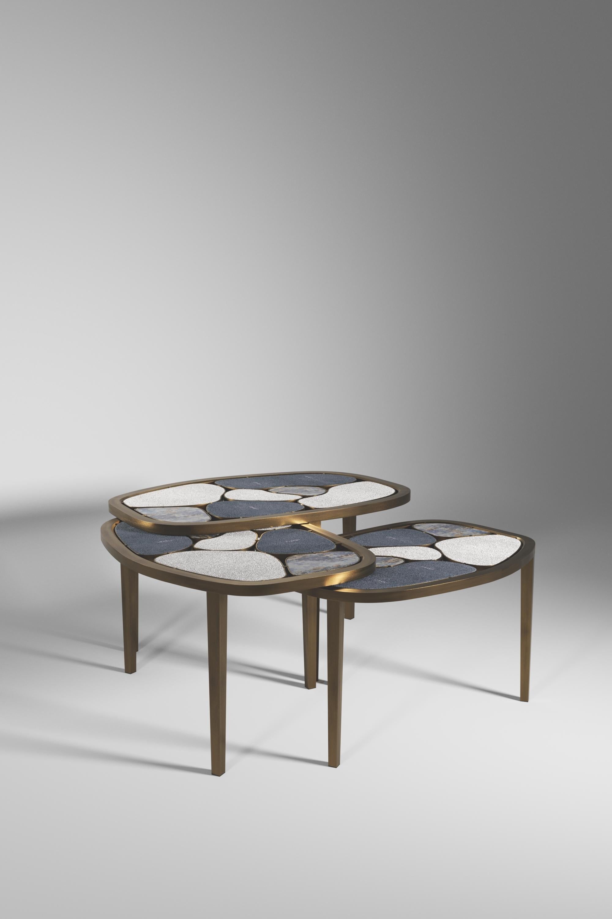 https://a.1stdibscdn.com/shagreen-quartz-onyx-nesting-coffee-table-with-brass-details-by-kifu-paris-for-sale-picture-13/f_45491/f_468170321758852493988/Coffee_Tables_Nesting_LAZU0001_master.jpg