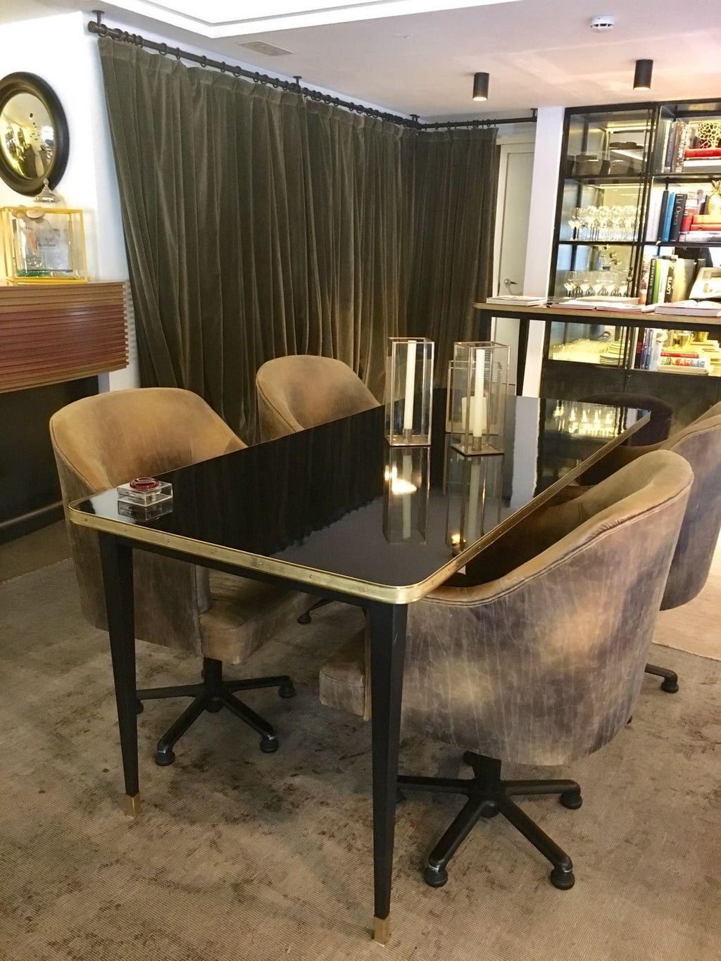 https://a.1stdibscdn.com/rectangular-table-high-gloss-top-brass-framed-black-conic-legs-brass-end-xlarge-for-sale-picture-18/f_40561/f_338247221681550509653/Colecci_n_Julieta_In_situ_The_serras_copia_master.jpeg