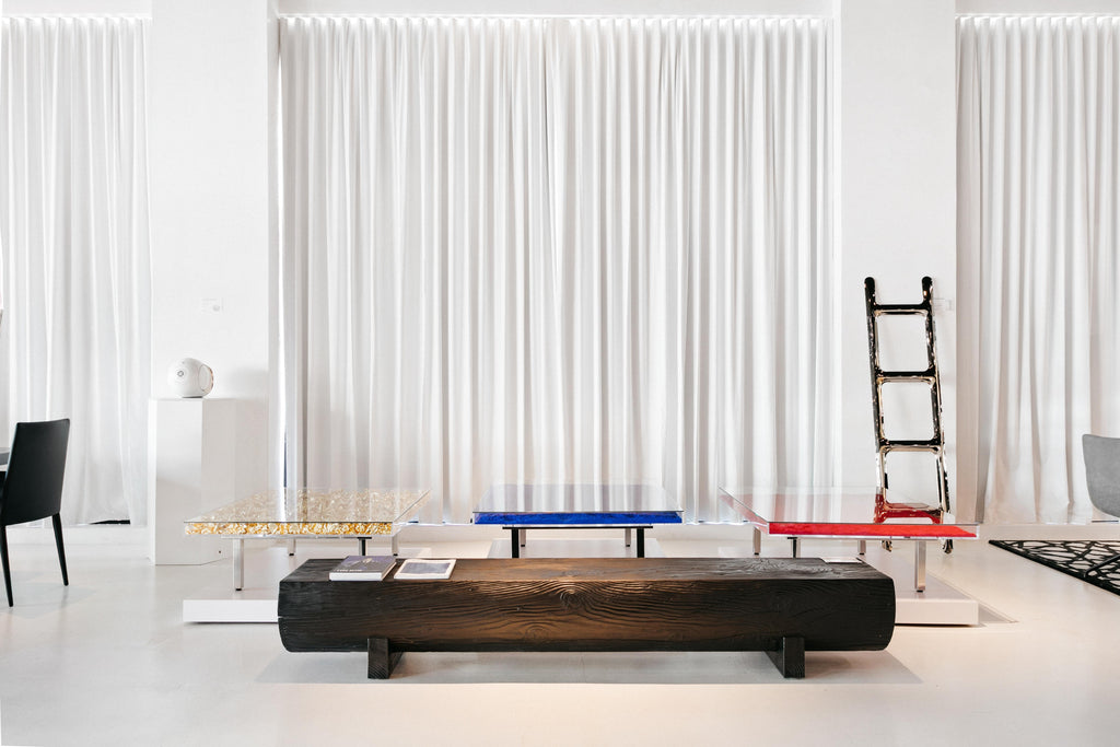 https://a.1stdibscdn.com/yves-klein-blue-ikb-glass-table-made-in-france-for-sale-picture-2/f_49571/f_307063521664909397381/Collectioni_virtuallyherestudios_com_4_master.jpg