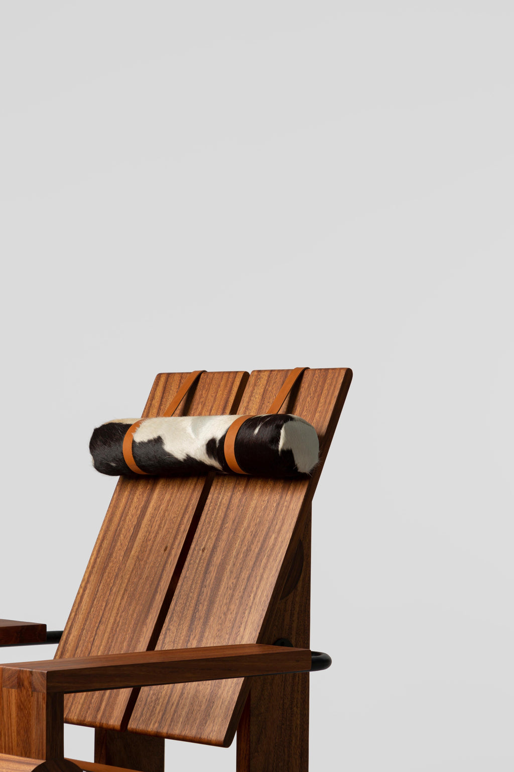 https://a.1stdibscdn.com/san-francisco-chair-leather-and-dark-tropical-wood-contemporary-mexican-design-for-sale-picture-3/f_38111/f_317640321671172039001/Comit_de_proyectos_Silla_San_Francisco_20_master.jpg