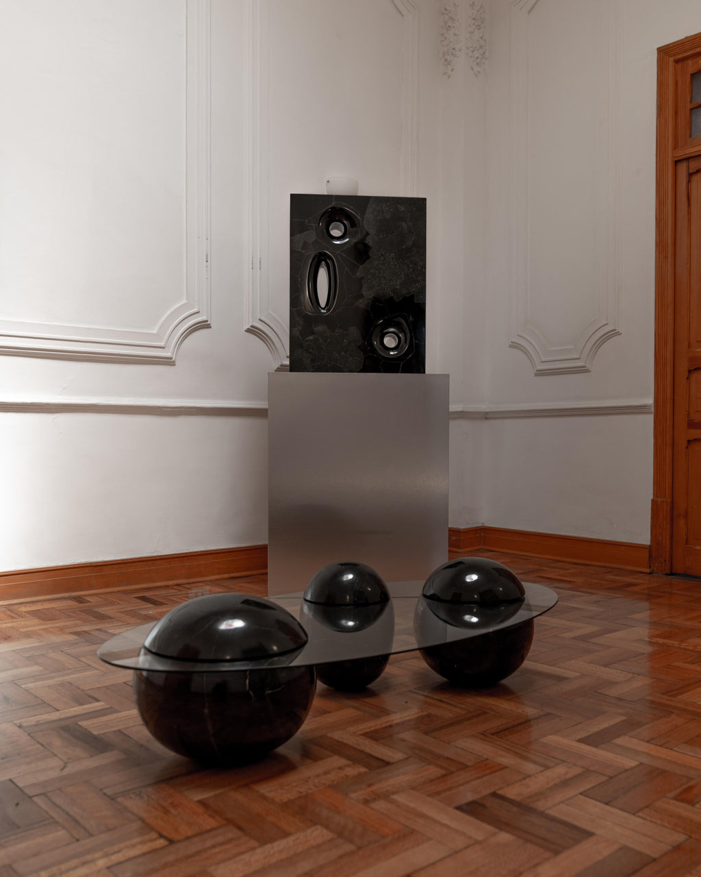 https://a.1stdibscdn.com/ovni-uovo-black-marble-glass-sculptural-coffee-table-for-sale-picture-5/f_69682/f_461040921754066538171/Conjoined_mirrors_and_Ovni_ouvo_Photography_by_Diego_Velazco_Image_courtesy_by_Gallery_Philia_11_master.jpeg