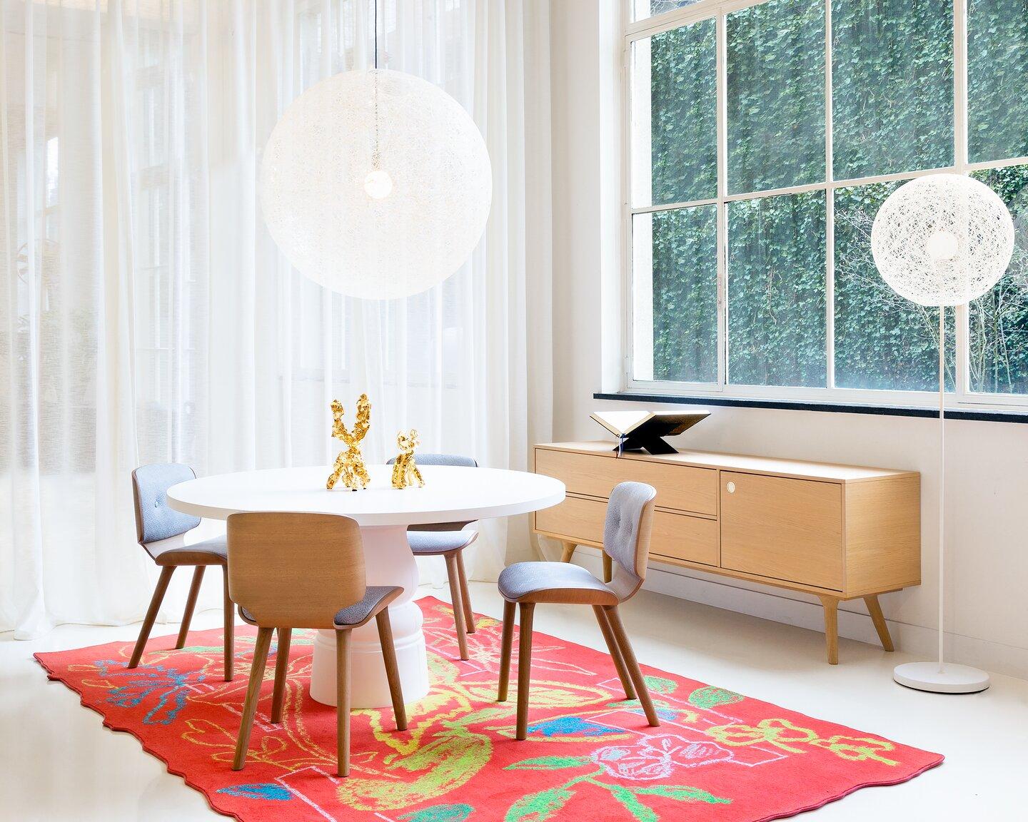 https://a.1stdibscdn.com/moooi-container-210-dining-table-in-black-base-oak-top-marcel-wanders-studio-for-sale-picture-2/22569652/f_268011021641532784463/Container_table_ambient_image_1_6__master.jpg