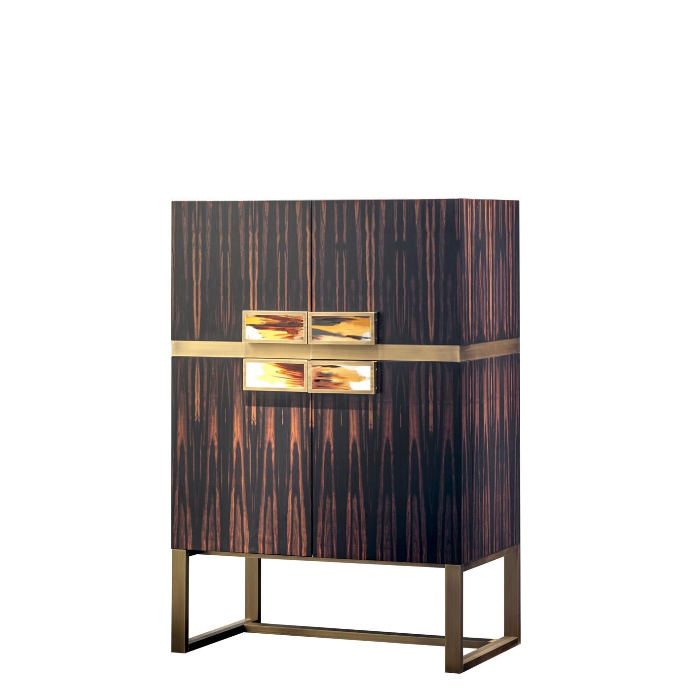 https://a.1stdibscdn.com/cosmopolitan-bar-cabinet-in-ebony-veneer-horn-gold-plated-brass-by-arcahorn-for-sale-picture-6/f_12192/f_492638921773758687299/Contenitori_e_librerie_Cosmopolitan_mobile_bar_in_ebano_Macassar_opaco_e_ottone_Arcahorn_master.jpg