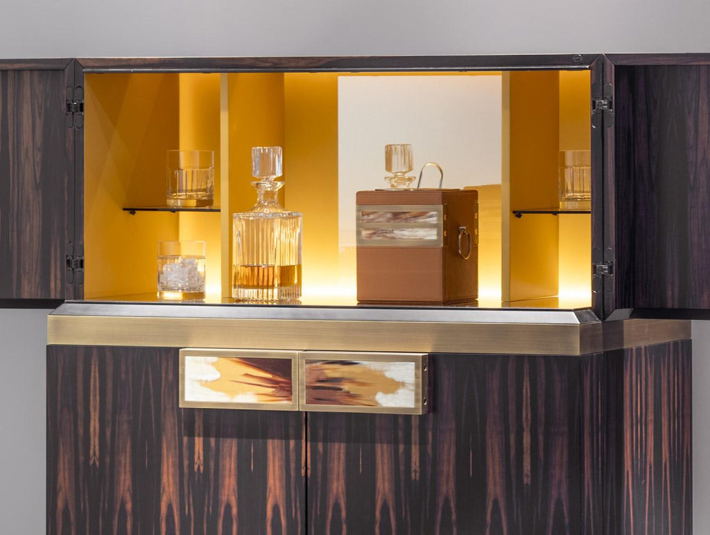 https://a.1stdibscdn.com/cosmopolitan-bar-cabinet-in-ebony-veneer-horn-gold-plated-brass-by-arcahorn-for-sale-picture-4/f_12192/f_492638921773758665638/Contenitori_e_librerie_Cosmopolitan_mobile_bar_in_ebano_Macassar_opaco_e_ottone_brunito_rettangolare_Arcahorn_master.jpg