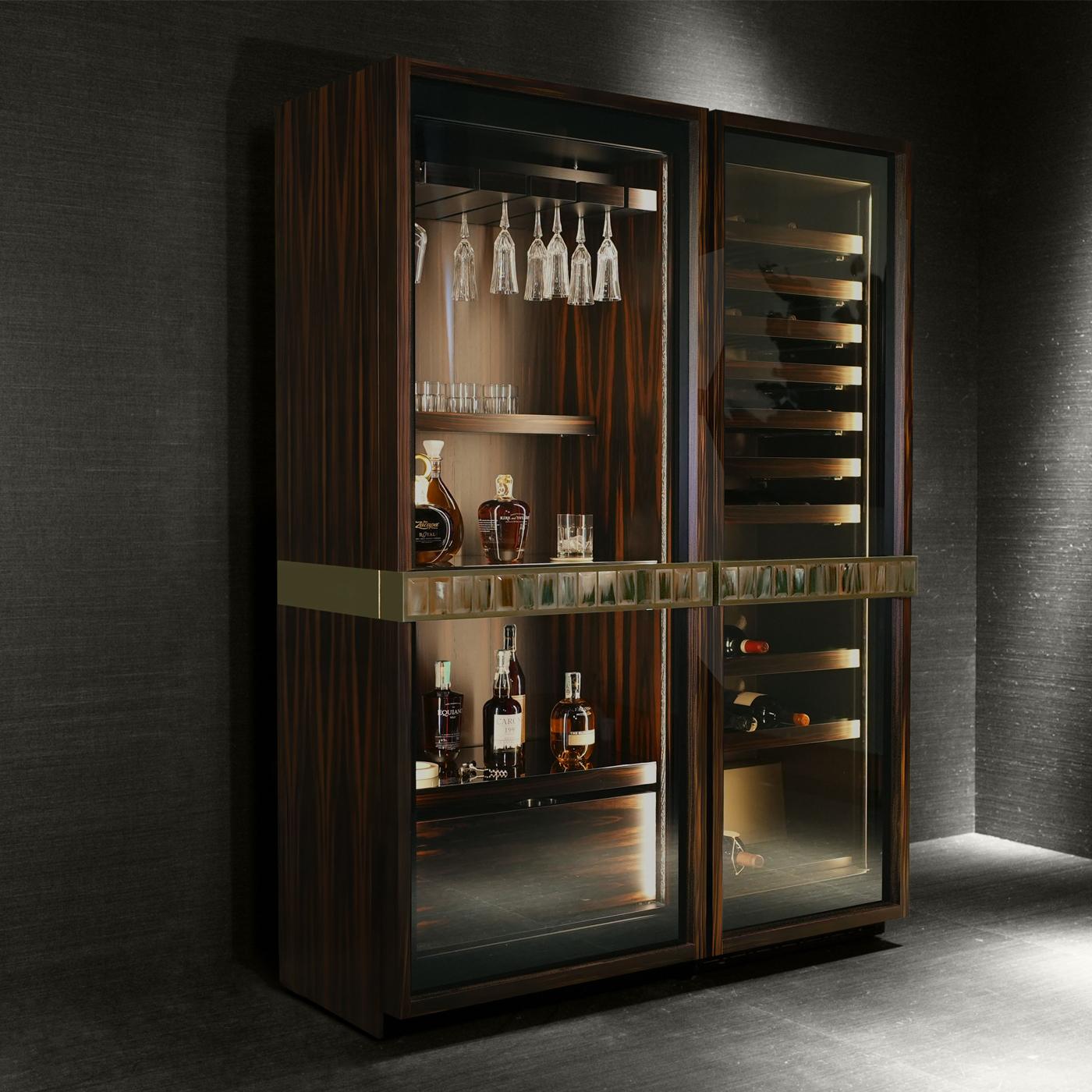 https://a.1stdibscdn.com/manhattan-wine-cellar-in-makassar-ebony-veneer-brass-horn-by-arcahorn-for-sale-picture-4/f_12192/f_489893821772114100213/Contenitori_e_librerie_Manhattan_cantina_di_conservazione_in_corno_e_ebano_4450_dettaglio_Arcahorn_2_master.jpg