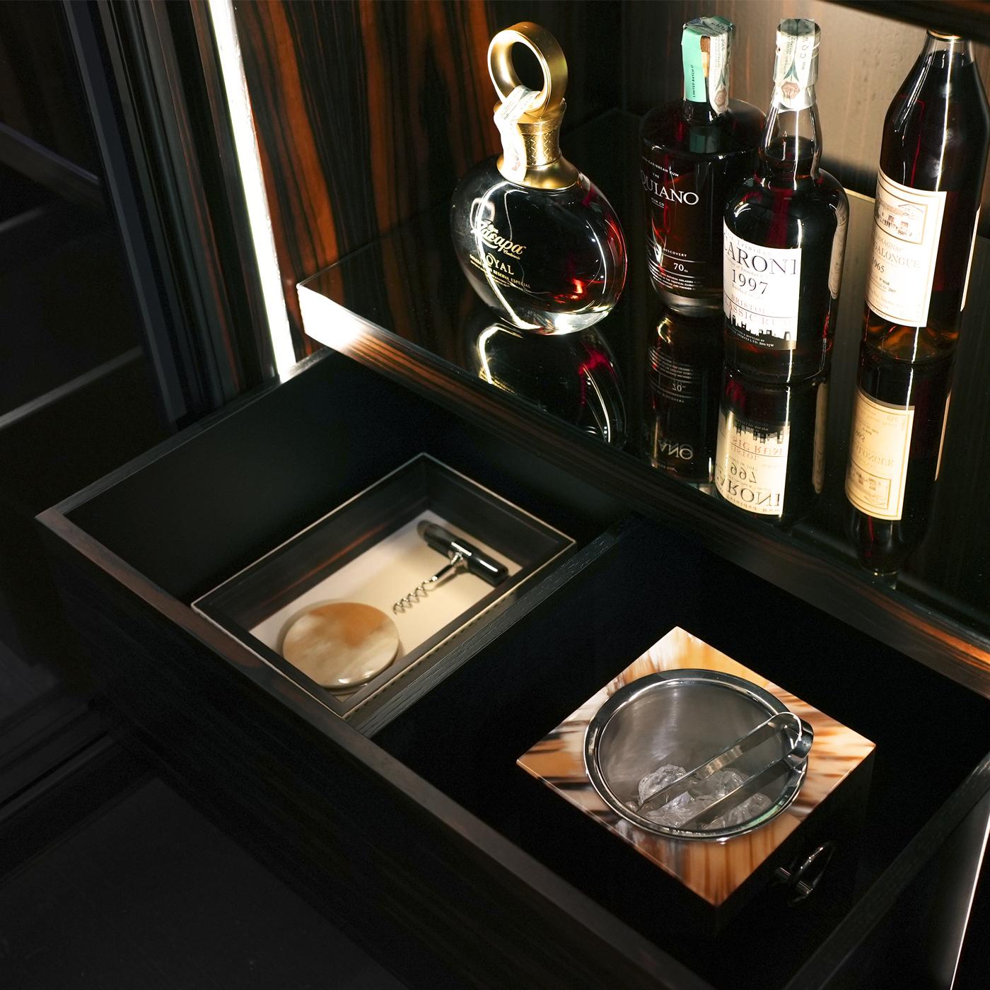 https://a.1stdibscdn.com/manhattan-wine-cellar-in-makassar-ebony-veneer-brass-horn-by-arcahorn-for-sale-picture-5/f_12192/f_489893821772114100362/Contenitori_e_librerie_Manhattan_cantina_di_conservazione_in_corno_e_ebano_4450_dettaglio_Arcahorn_3_master.jpg