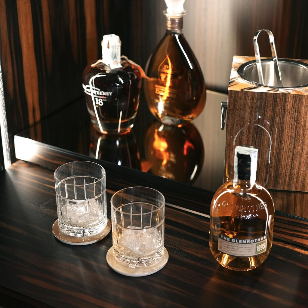 https://a.1stdibscdn.com/manhattan-wine-cellar-in-makassar-ebony-veneer-brass-horn-by-arcahorn-for-sale-picture-6/f_12192/f_489893821772114100304/Contenitori_e_librerie_Manhattan_cantina_di_conservazione_in_corno_e_ebano_4450_dettaglio_Arcahorn_4_master.jpg
