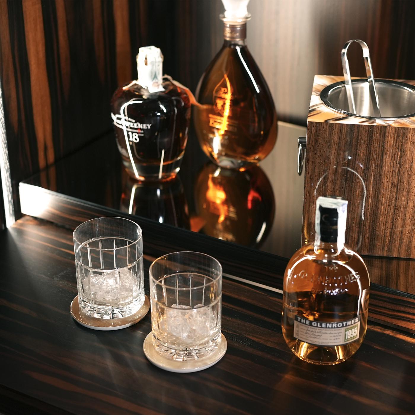 https://a.1stdibscdn.com/manhattan-wine-cellar-in-makassar-ebony-veneer-brass-horn-by-arcahorn-for-sale-picture-6/f_12192/f_489893821772114100304/Contenitori_e_librerie_Manhattan_cantina_di_conservazione_in_corno_e_ebano_4450_dettaglio_Arcahorn_4_master.jpg