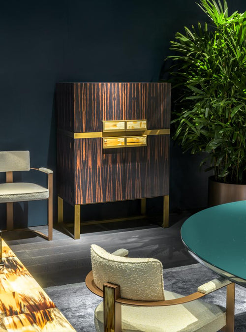 https://a.1stdibscdn.com/cosmopolitan-bar-cabinet-in-ebony-veneer-horn-gold-plated-brass-by-arcahorn-for-sale-picture-2/f_12192/f_492638921773758665789/Contenitori_e_librerie_bar_cabinet_ambientato_2_Arcahorn_master.jpg