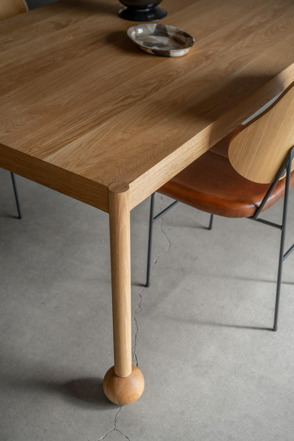 https://a.1stdibscdn.com/fenn-dining-table-by-croft-house-for-sale-picture-7/f_97692/f_434673621738630244109/CroftHouseFennDiningTable3GigiAlyPhotography_master.jpg