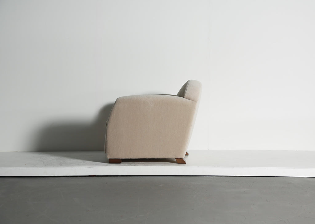 https://a.1stdibscdn.com/a-curved-arm-salon-club-chair-upholstered-in-pure-alpaca-for-sale-picture-5/f_22593/f_477176521764155463904/Curve_Arm_Stone_Alpaca_9_25_11_master.jpeg