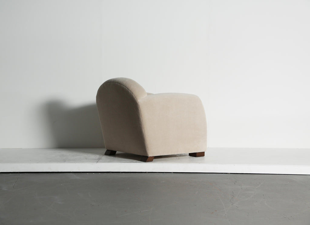 https://a.1stdibscdn.com/a-curved-arm-salon-club-chair-upholstered-in-pure-alpaca-for-sale-picture-7/f_22593/f_477176521764155465057/Curve_Arm_Stone_Alpaca_9_25_14_master.jpeg