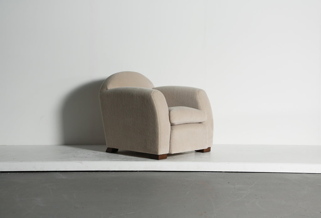 https://a.1stdibscdn.com/a-curved-arm-salon-club-chair-upholstered-in-pure-alpaca-for-sale-picture-2/f_22593/f_477176521764155665817/Curve_Arm_Stone_Alpaca_9_25_16_master.jpeg