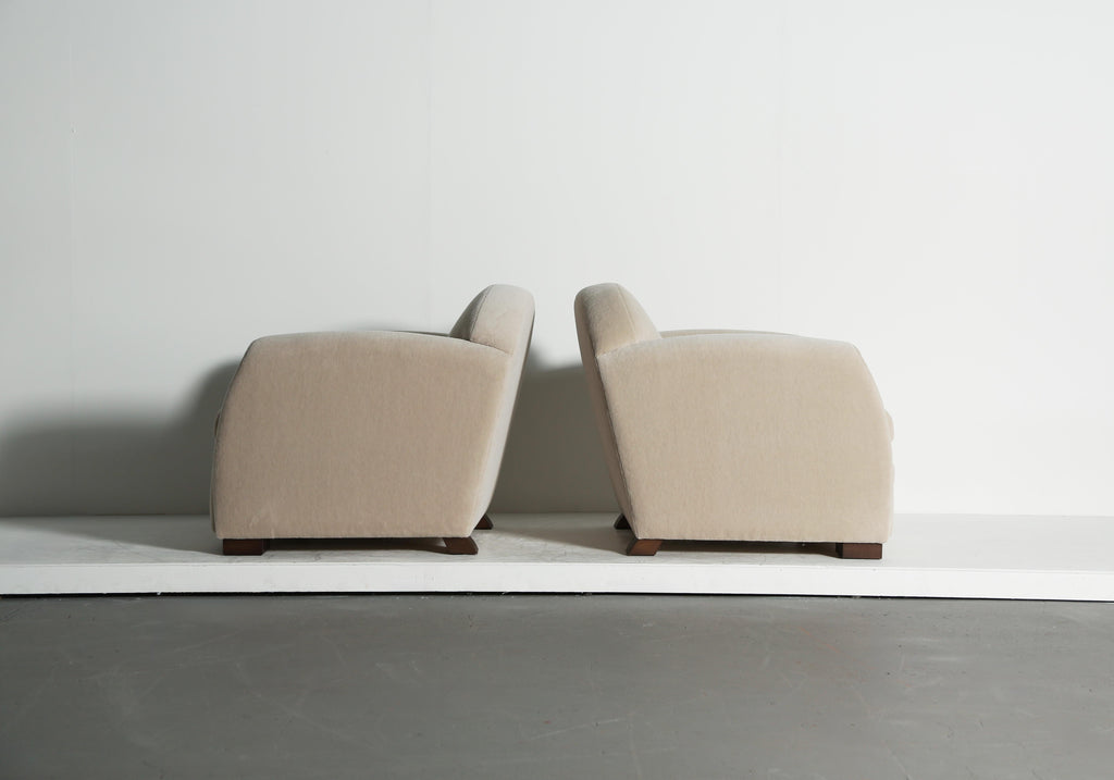 https://a.1stdibscdn.com/pair-of-curved-arm-club-chairs-upholstered-in-pure-alpaca-for-sale-picture-5/f_22593/f_468198021758885332421/Curve_Arm_Stone_Alpaca_9_25_2_master.jpeg