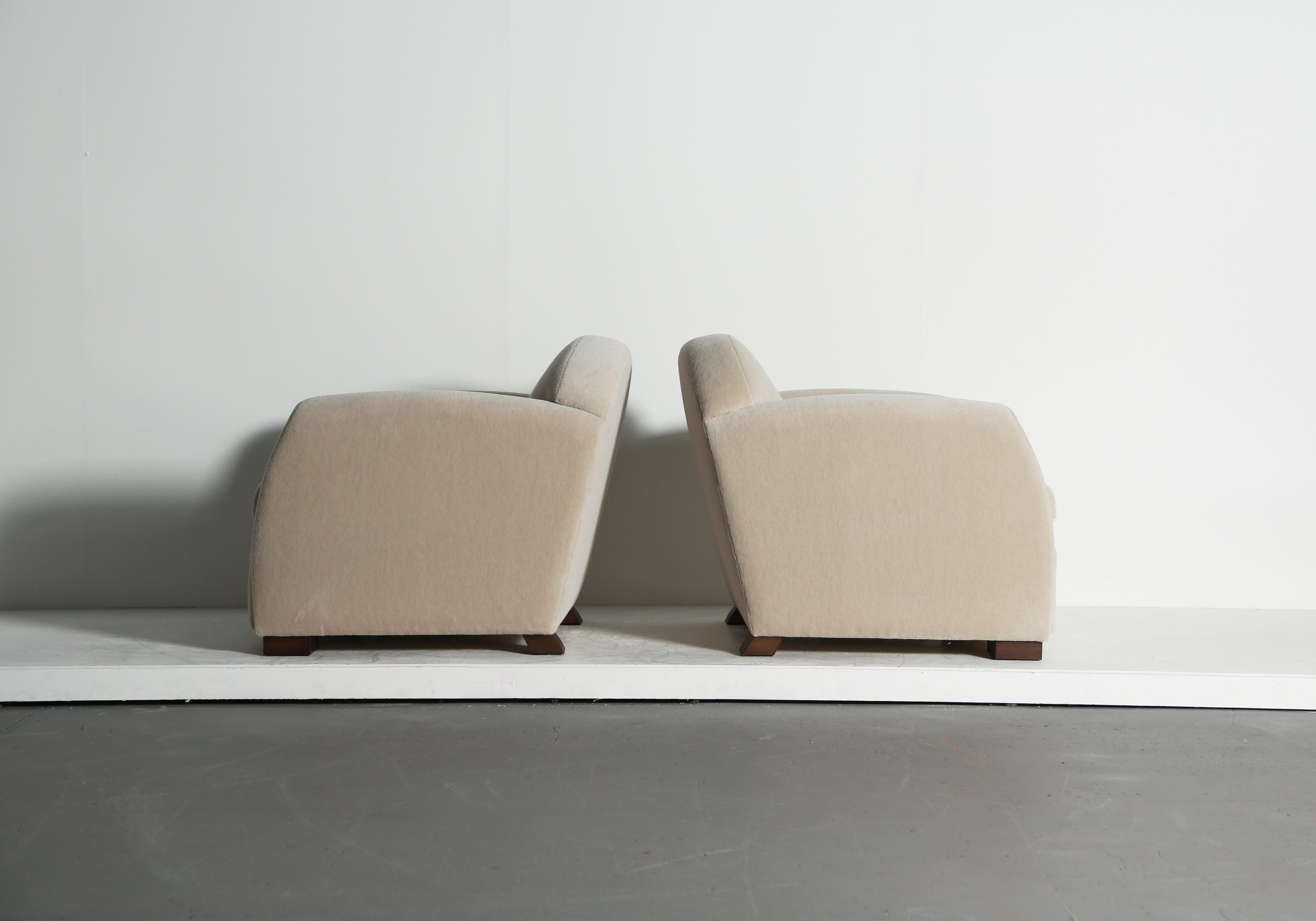 https://a.1stdibscdn.com/pair-of-curved-arm-club-chairs-upholstered-in-pure-alpaca-for-sale-picture-5/f_22593/f_468198021758885332421/Curve_Arm_Stone_Alpaca_9_25_2_master.jpeg