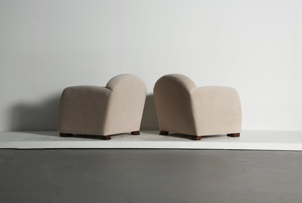 https://a.1stdibscdn.com/pair-of-curved-arm-club-chairs-upholstered-in-pure-alpaca-for-sale-picture-6/f_22593/f_468198021758885333368/Curve_Arm_Stone_Alpaca_9_25_3_master.jpeg