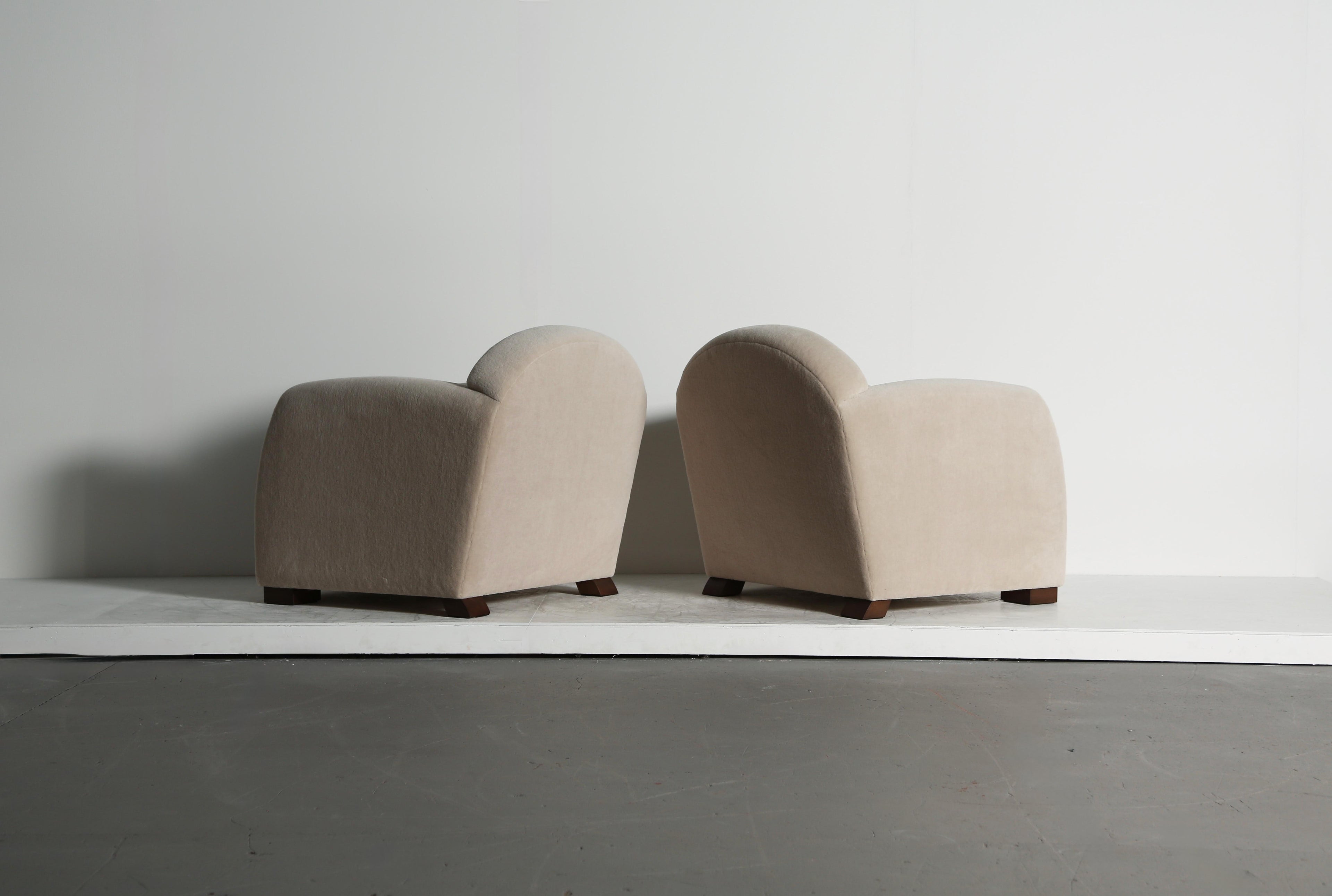 https://a.1stdibscdn.com/pair-of-curved-arm-club-chairs-upholstered-in-pure-alpaca-for-sale-picture-6/f_22593/f_468198021758885333368/Curve_Arm_Stone_Alpaca_9_25_3_master.jpeg