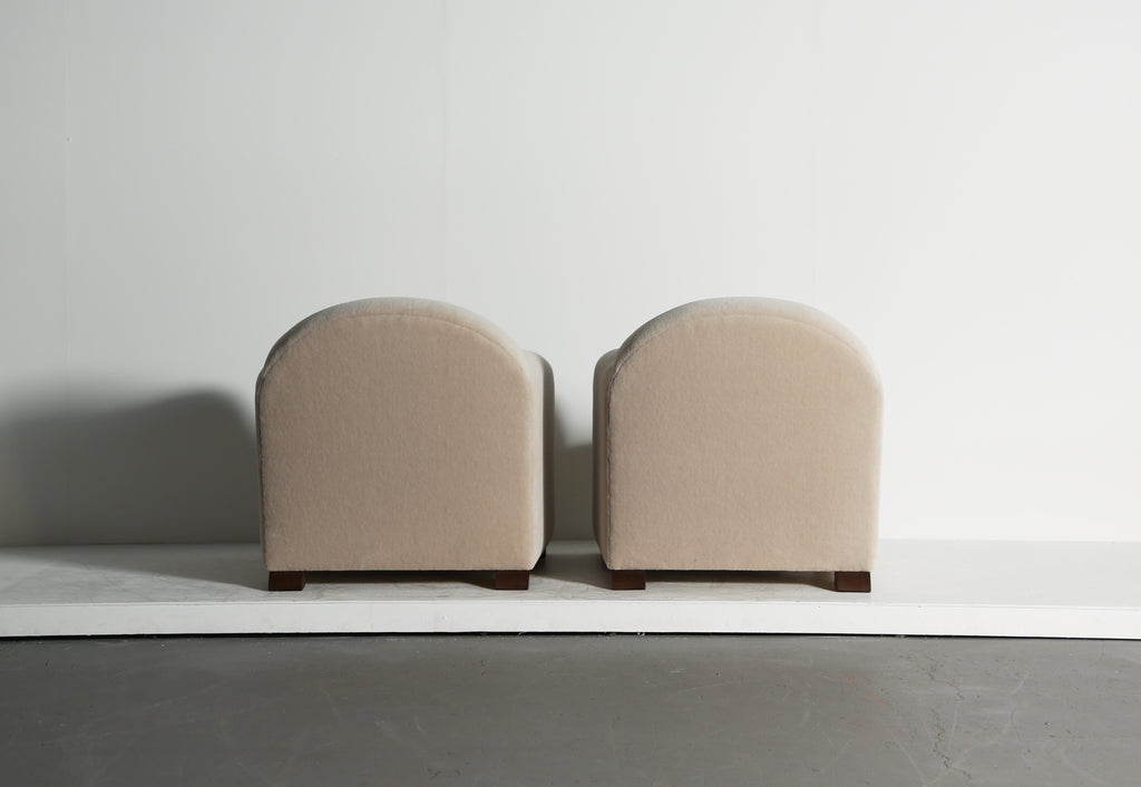 https://a.1stdibscdn.com/pair-of-curved-arm-club-chairs-upholstered-in-pure-alpaca-for-sale-picture-9/f_22593/f_468198021758885344835/Curve_Arm_Stone_Alpaca_9_25_6_master.jpeg