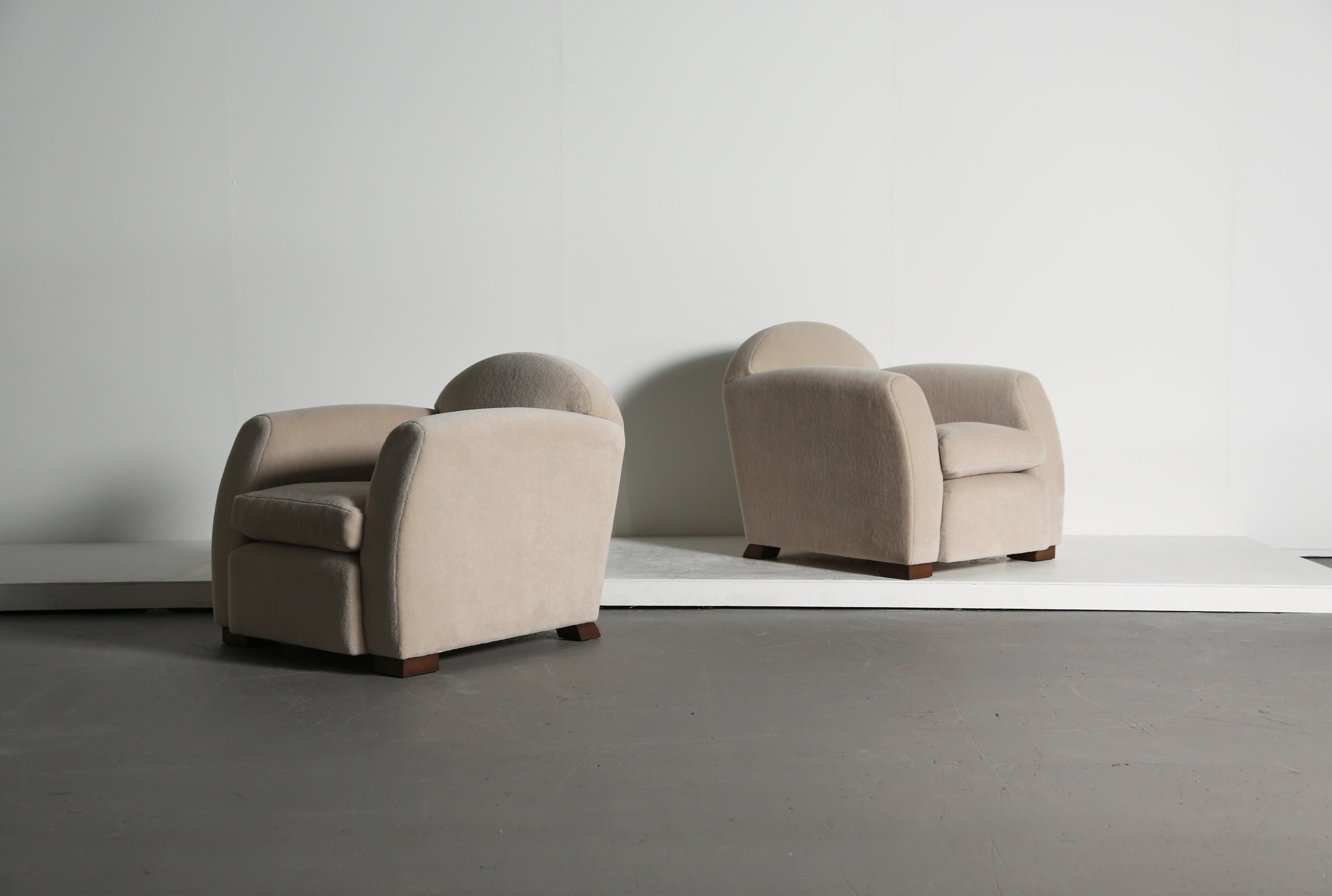 https://a.1stdibscdn.com/pair-of-curved-arm-club-chairs-upholstered-in-pure-alpaca-for-sale-picture-3/f_22593/f_468198021758885304986/Curve_Arm_Stone_Alpaca_9_25_8_master.jpeg