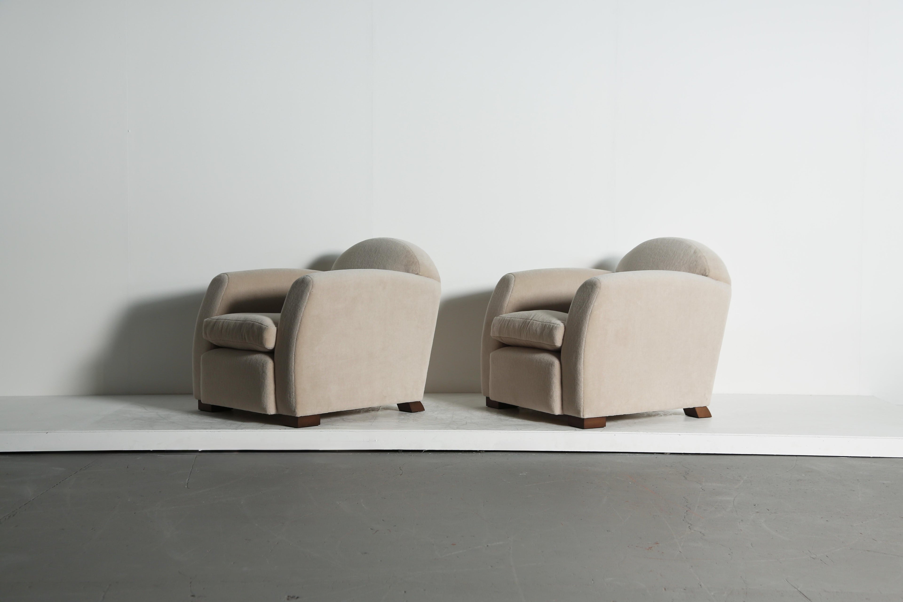 https://a.1stdibscdn.com/pair-of-curved-arm-club-chairs-upholstered-in-pure-alpaca-for-sale-picture-4/f_22593/f_468198021758885313657/Curve_Arm_Stone_Alpaca_9_25_master.jpeg
