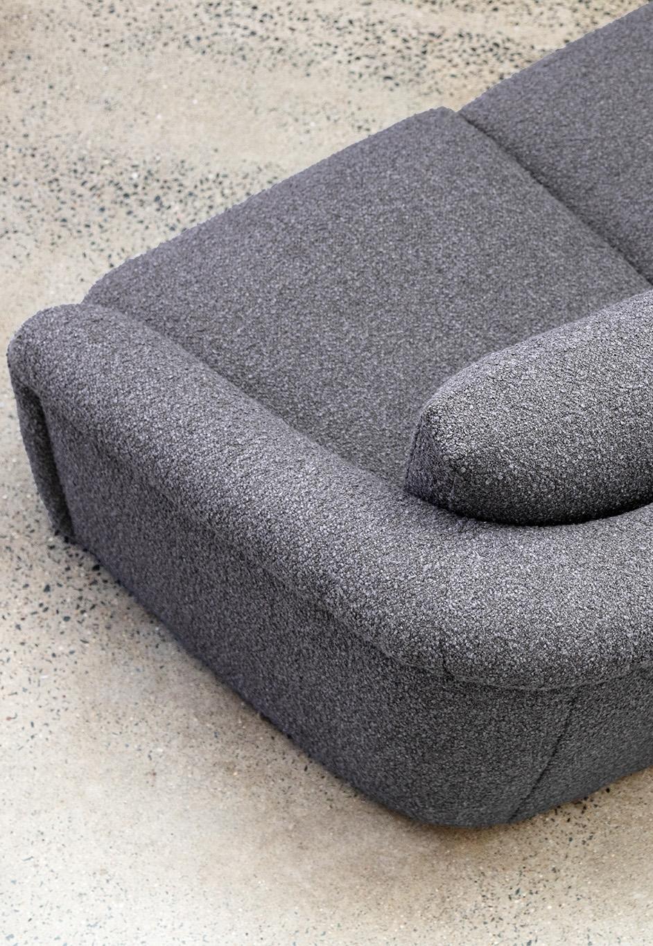 https://a.1stdibscdn.com/super-plush-organic-modern-sofa-in-performance-boucle-for-sale-picture-9/f_27523/f_433316321737920073847/Curve_Detail_Vert_master.jpg