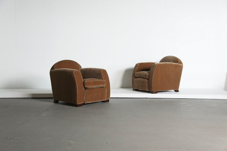 https://a.1stdibscdn.com/pair-of-curved-arm-club-chairs-upholstered-in-pure-mohair-for-sale-picture-2/f_22593/f_459949621753351736150/Curved_Arm_Club_Armchair_GB_Mohair_6_25_10_org.jpeg?width=768