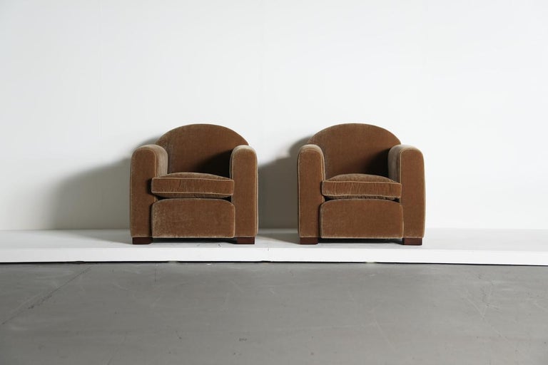 https://a.1stdibscdn.com/pair-of-curved-arm-club-chairs-upholstered-in-pure-mohair-for-sale-picture-4/f_22593/f_459949621753351737160/Curved_Arm_Club_Armchair_GB_Mohair_6_25_11_master.jpeg?width=768