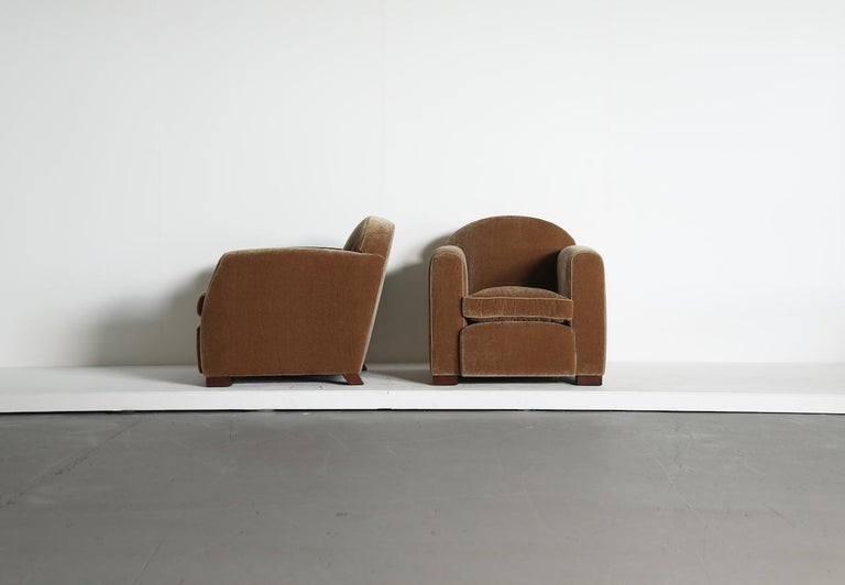 https://a.1stdibscdn.com/pair-of-curved-arm-club-chairs-upholstered-in-pure-mohair-for-sale-picture-7/f_22593/f_459949621753351738117/Curved_Arm_Club_Armchair_GB_Mohair_6_25_12_master.jpeg?width=768