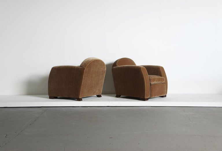 https://a.1stdibscdn.com/pair-of-curved-arm-club-chairs-upholstered-in-pure-mohair-for-sale-picture-6/f_22593/f_459949621753351737742/Curved_Arm_Club_Armchair_GB_Mohair_6_25_13_master.jpeg?width=768