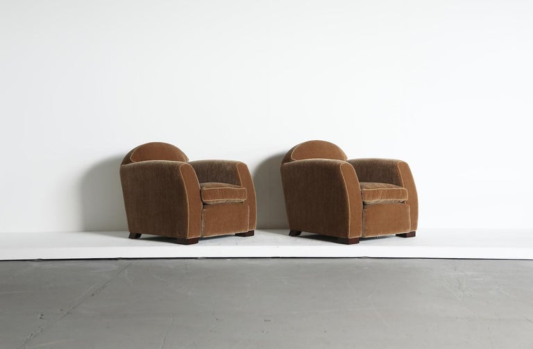 https://a.1stdibscdn.com/pair-of-curved-arm-club-chairs-upholstered-in-pure-mohair-for-sale-picture-5/f_22593/f_459949621753351737414/Curved_Arm_Club_Armchair_GB_Mohair_6_25_14_master.jpeg?width=768
