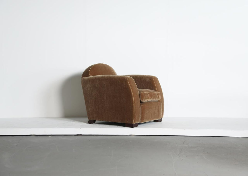 https://a.1stdibscdn.com/curved-arm-club-chair-upholstered-in-pure-mohair-for-sale-picture-7/17184362/f_459969121753365631631/Curved_Arm_Club_Armchair_GB_Mohair_6_25_15_master.jpeg
