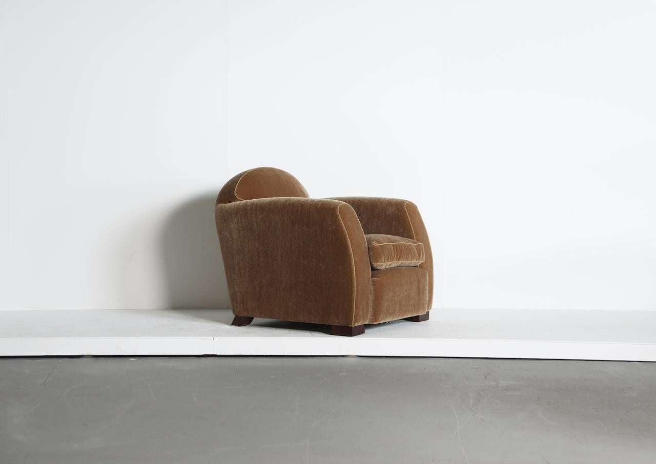 https://a.1stdibscdn.com/curved-arm-club-chair-upholstered-in-pure-mohair-for-sale-picture-7/17184362/f_459969121753365631631/Curved_Arm_Club_Armchair_GB_Mohair_6_25_15_master.jpeg