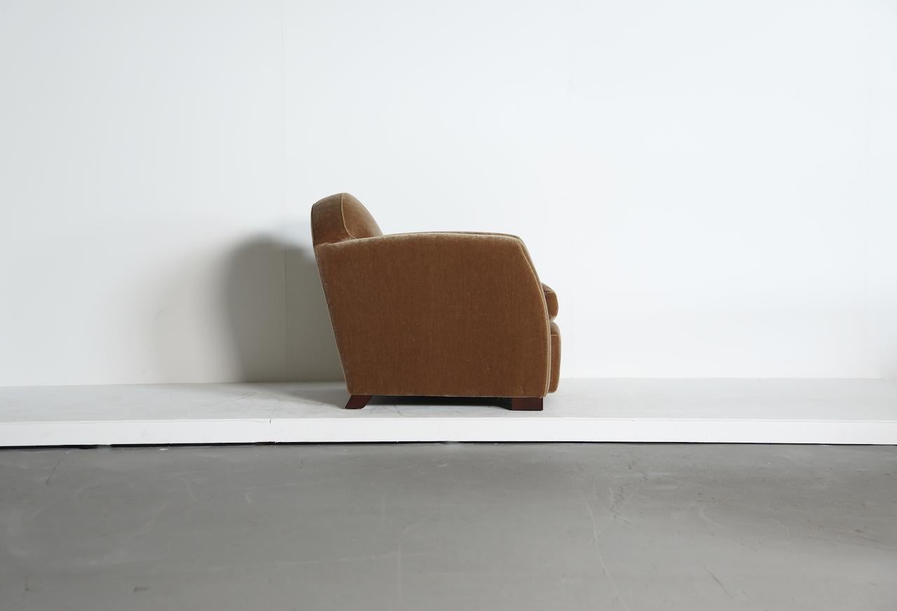 https://a.1stdibscdn.com/curved-arm-club-chair-upholstered-in-pure-mohair-for-sale-picture-8/17184362/f_459969121753365631946/Curved_Arm_Club_Armchair_GB_Mohair_6_25_16_master.jpeg