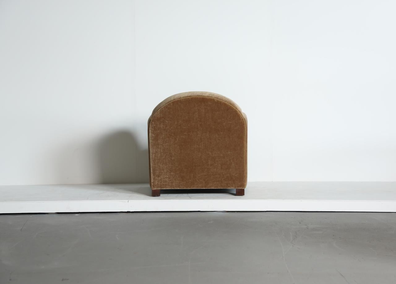 https://a.1stdibscdn.com/curved-arm-club-chair-upholstered-in-pure-mohair-for-sale-picture-6/17184362/f_459969121753365631297/Curved_Arm_Club_Armchair_GB_Mohair_6_25_18_master.jpeg
