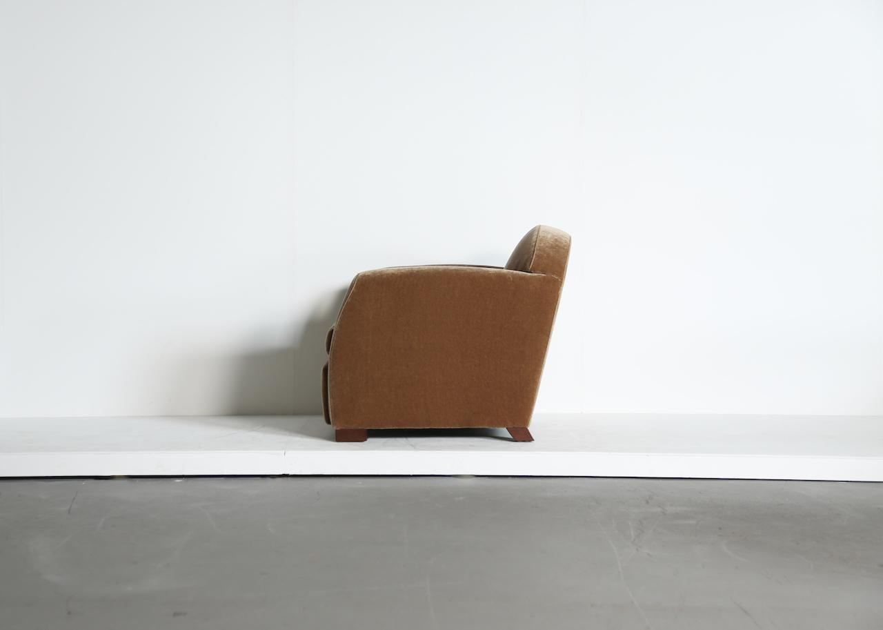 https://a.1stdibscdn.com/curved-arm-club-chair-upholstered-in-pure-mohair-for-sale-picture-4/17184362/f_459969121753365630322/Curved_Arm_Club_Armchair_GB_Mohair_6_25_20_master.jpeg