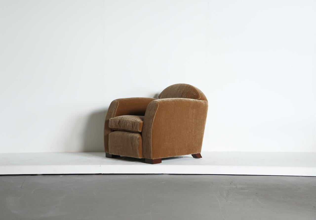 https://a.1stdibscdn.com/curved-arm-club-chair-upholstered-in-pure-mohair-for-sale-picture-9/17184362/f_459969121753365632387/Curved_Arm_Club_Armchair_GB_Mohair_6_25_21_master.jpeg