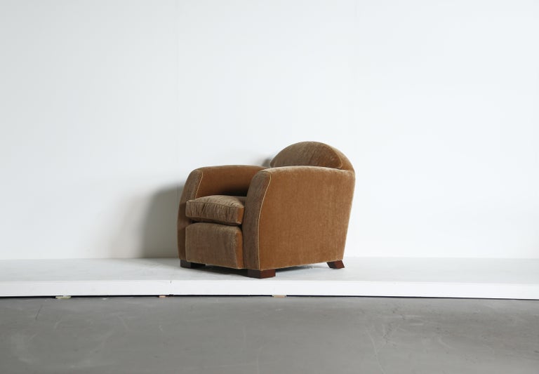 https://a.1stdibscdn.com/pair-of-curved-arm-club-chairs-upholstered-in-pure-mohair-for-sale-picture-13/f_22593/f_459949621753351740643/Curved_Arm_Club_Armchair_GB_Mohair_6_25_21_master.jpg?width=768