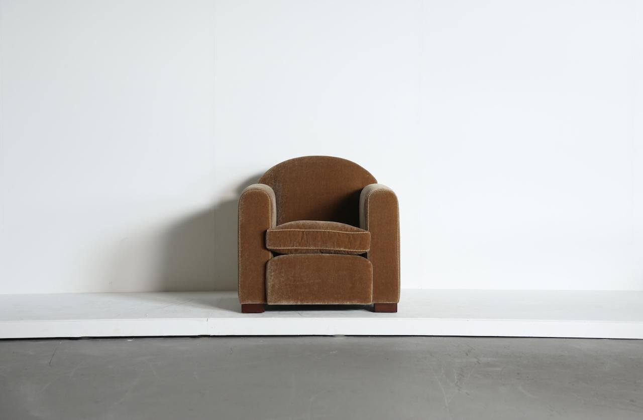 https://a.1stdibscdn.com/curved-arm-club-chair-upholstered-in-pure-mohair-for-sale-picture-2/17184362/f_459969121753365629049/Curved_Arm_Club_Armchair_GB_Mohair_6_25_22_master.jpeg