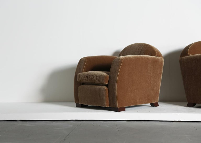 https://a.1stdibscdn.com/pair-of-curved-arm-club-chairs-upholstered-in-pure-mohair-for-sale-picture-9/f_22593/f_459949621753351739008/Curved_Arm_Club_Armchair_GB_Mohair_6_25_3_master.jpeg?width=768