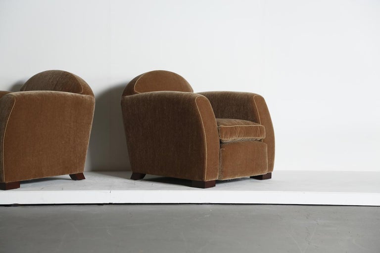 https://a.1stdibscdn.com/pair-of-curved-arm-club-chairs-upholstered-in-pure-mohair-for-sale-picture-8/f_22593/f_459949621753351738549/Curved_Arm_Club_Armchair_GB_Mohair_6_25_4_master.jpeg?width=768
