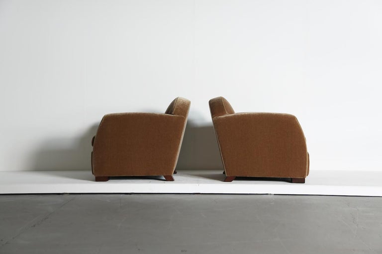https://a.1stdibscdn.com/pair-of-curved-arm-club-chairs-upholstered-in-pure-mohair-for-sale-picture-11/f_22593/f_459949621753351739646/Curved_Arm_Club_Armchair_GB_Mohair_6_25_6_master.jpeg?width=768