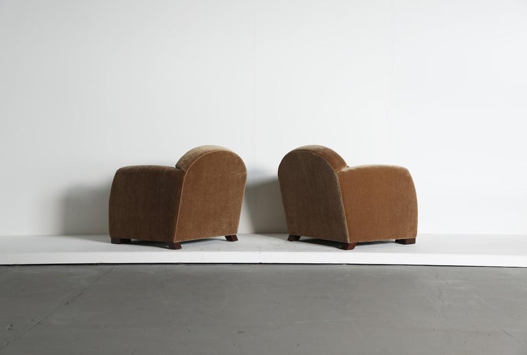 https://a.1stdibscdn.com/pair-of-curved-arm-club-chairs-upholstered-in-pure-mohair-for-sale-picture-10/f_22593/f_459949621753351739323/Curved_Arm_Club_Armchair_GB_Mohair_6_25_7_master.jpeg?width=768