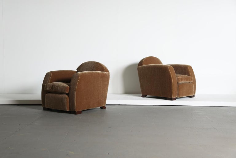 https://a.1stdibscdn.com/pair-of-curved-arm-club-chairs-upholstered-in-pure-mohair-for-sale-picture-3/f_22593/f_459949621753351736819/Curved_Arm_Club_Armchair_GB_Mohair_6_25_9_master.jpeg?width=768