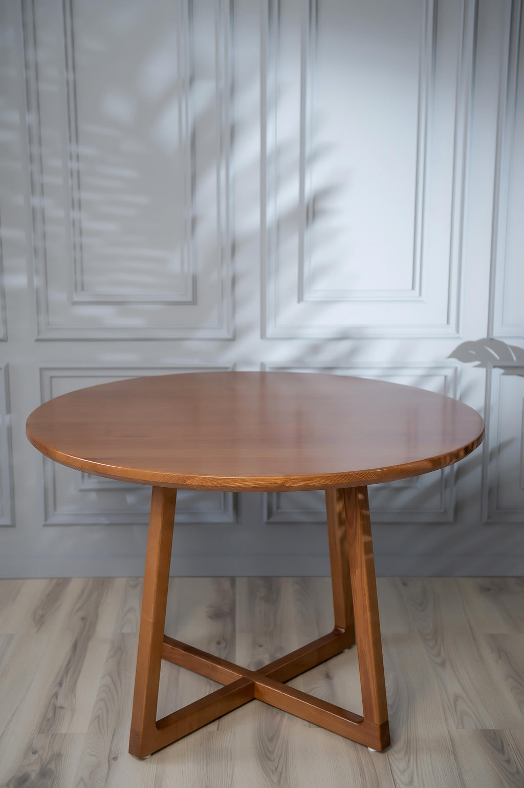 https://a.1stdibscdn.com/dark-brown-ash-solid-wood-round-dining-table-for-sale-picture-6/f_82682/f_330119021677516441329/D4S_6309_master.jpg